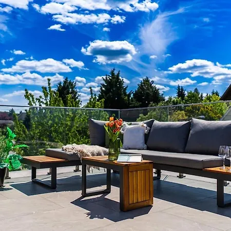 Hilltop Jakuzzi Penthouse Apartmán *
