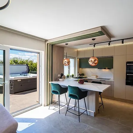 Hilltop Jakuzzi Penthouse Apartament