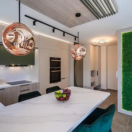 Hilltop Jakuzzi Penthouse Apartament