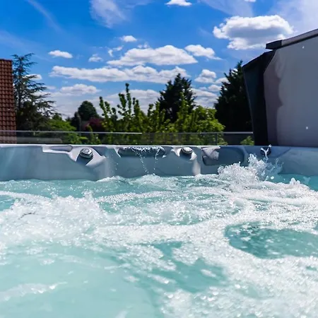 Hilltop Jakuzzi Penthouse Apartmán *
